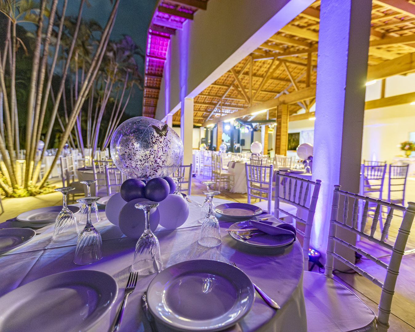 Mesa decorada em tons lilás para aniversário de 15 anos