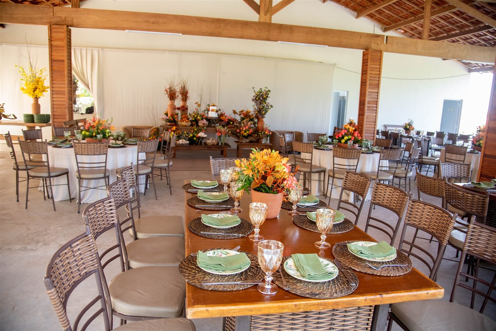 Visão ampla do salão decorado para evento diurno