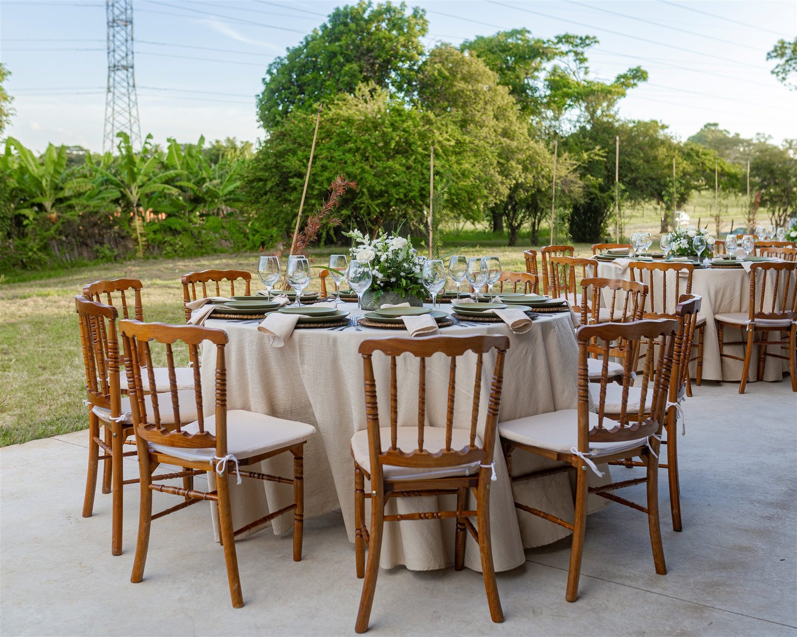 Mesa de celebração em ambiente aberto