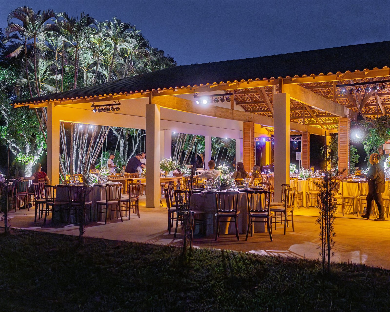 Salão com iluminação acolhedora para eventos